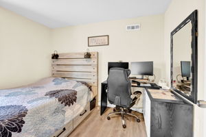 Primary Bedroom (Queen Size Bed)