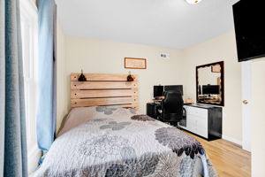 Primary Bedroom (Queen Bed)