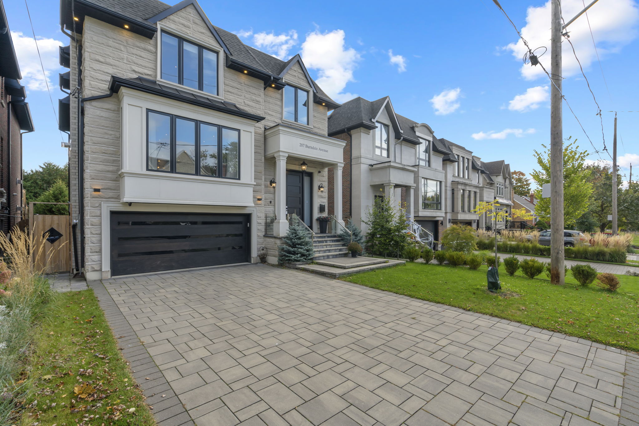 207 Burndale Ave Toronto, ON M2N 1T4