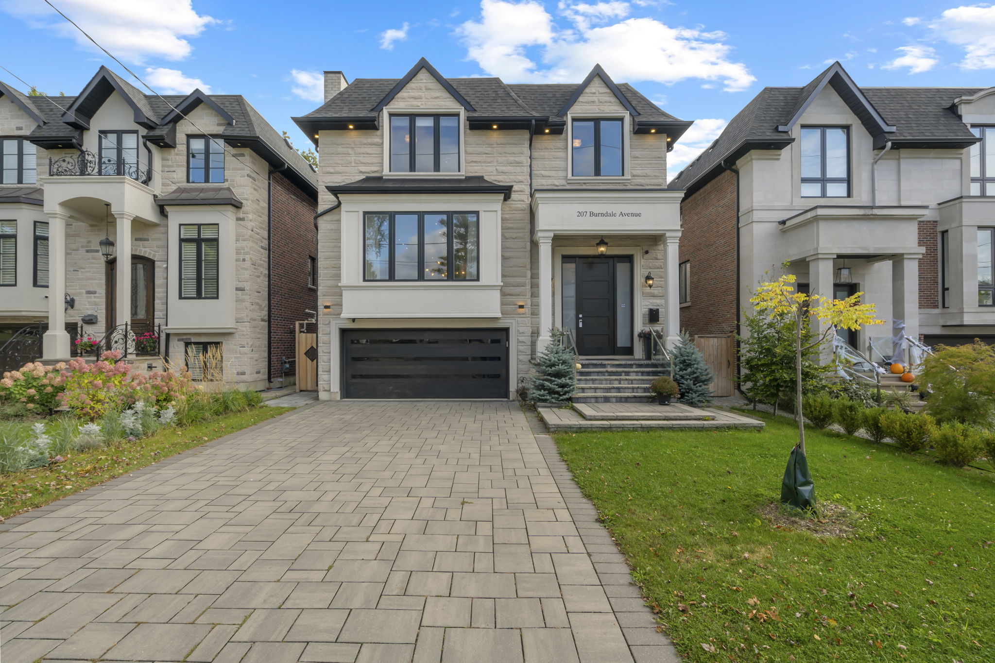 207 Burndale Ave Toronto, ON M2N 1T4