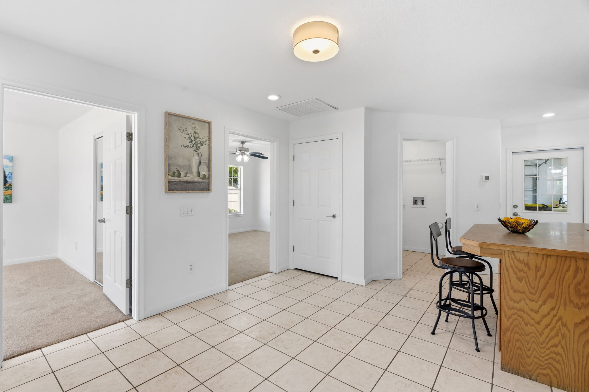 Open Kitchen -adjacent flex area