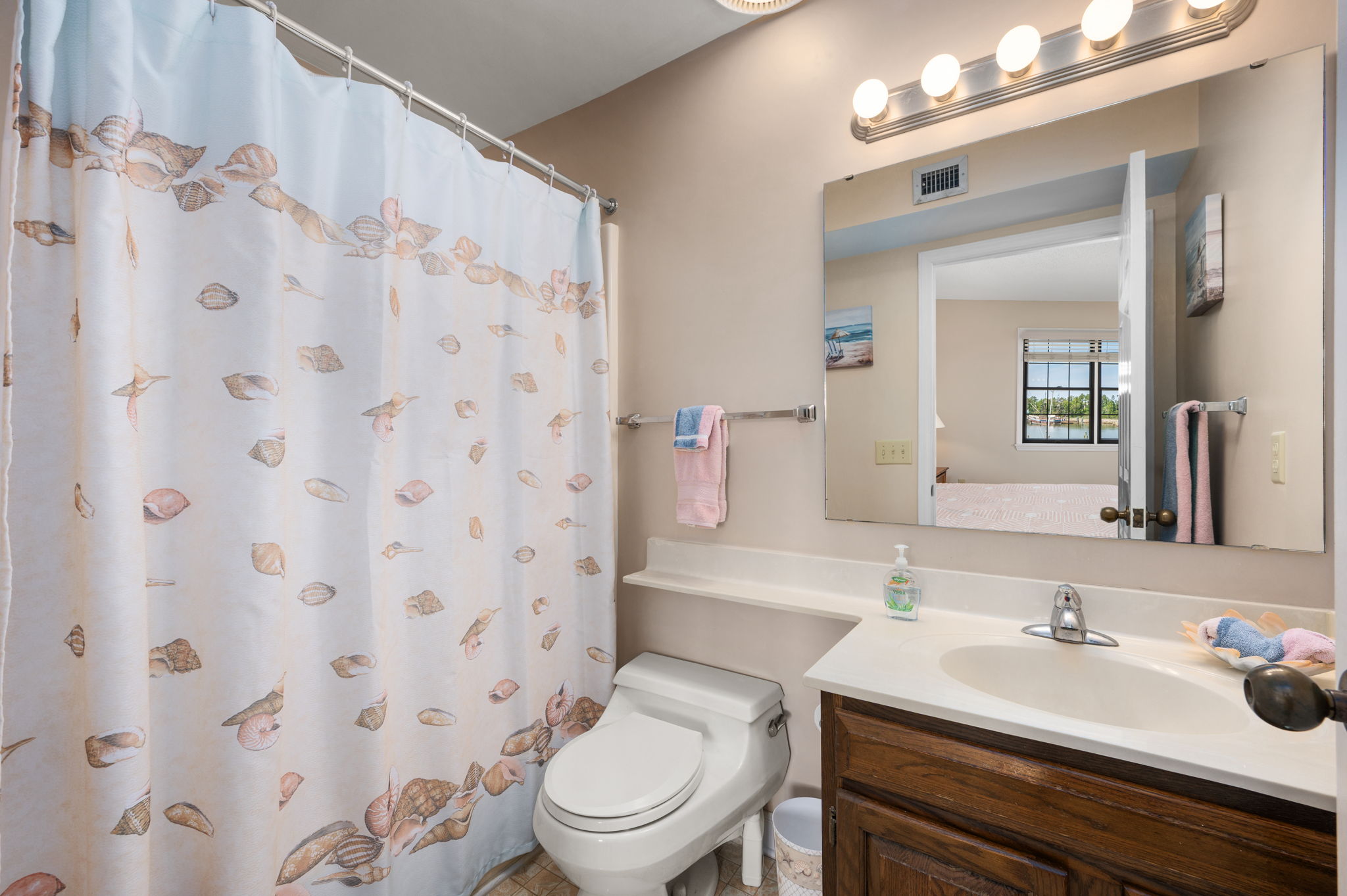 207-Queen-Elizabeth-Unit-6-BR1-Private-Bath