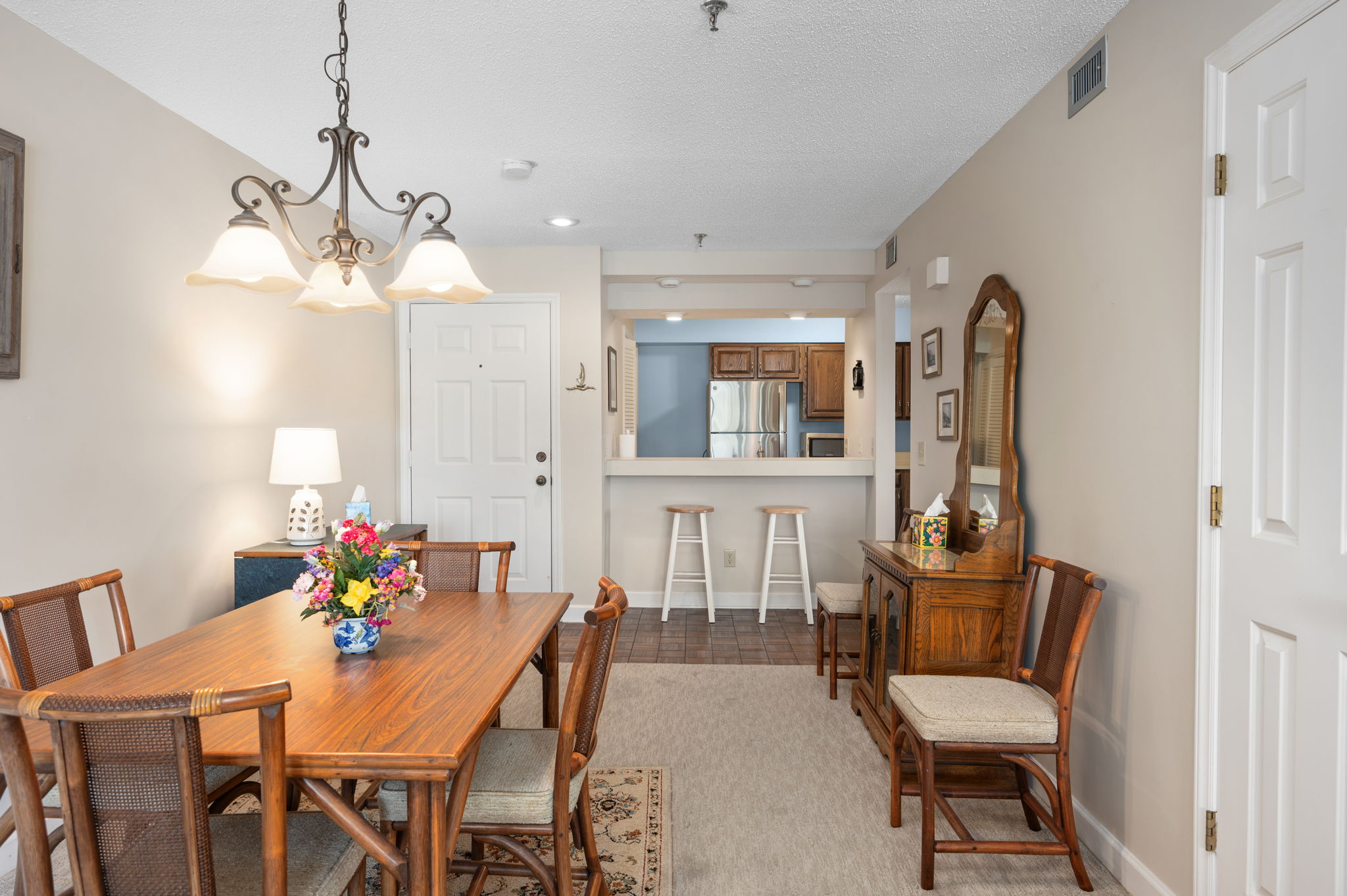 207-Queen-Elizabeth-Unit-6-Dining-V2