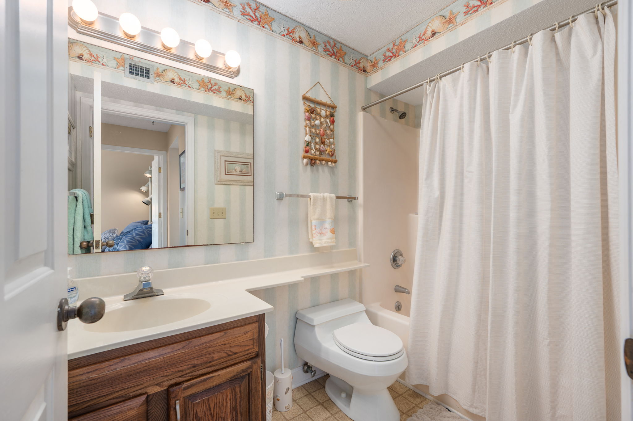 207-Queen-Elizabeth-Unit-6-Hall-Bath