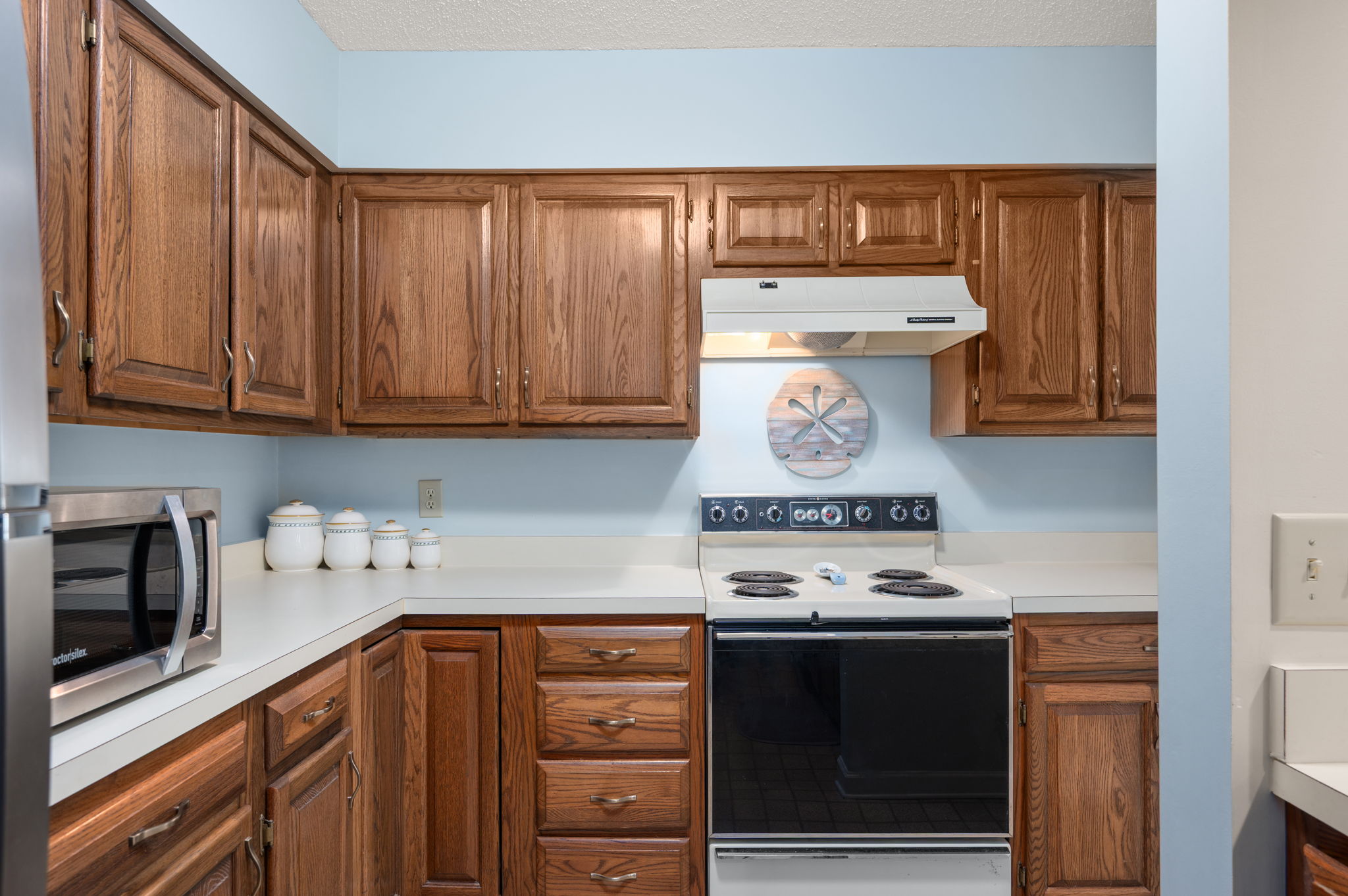 207-Queen-Elizabeth-Unit-6-Kitchen-V5