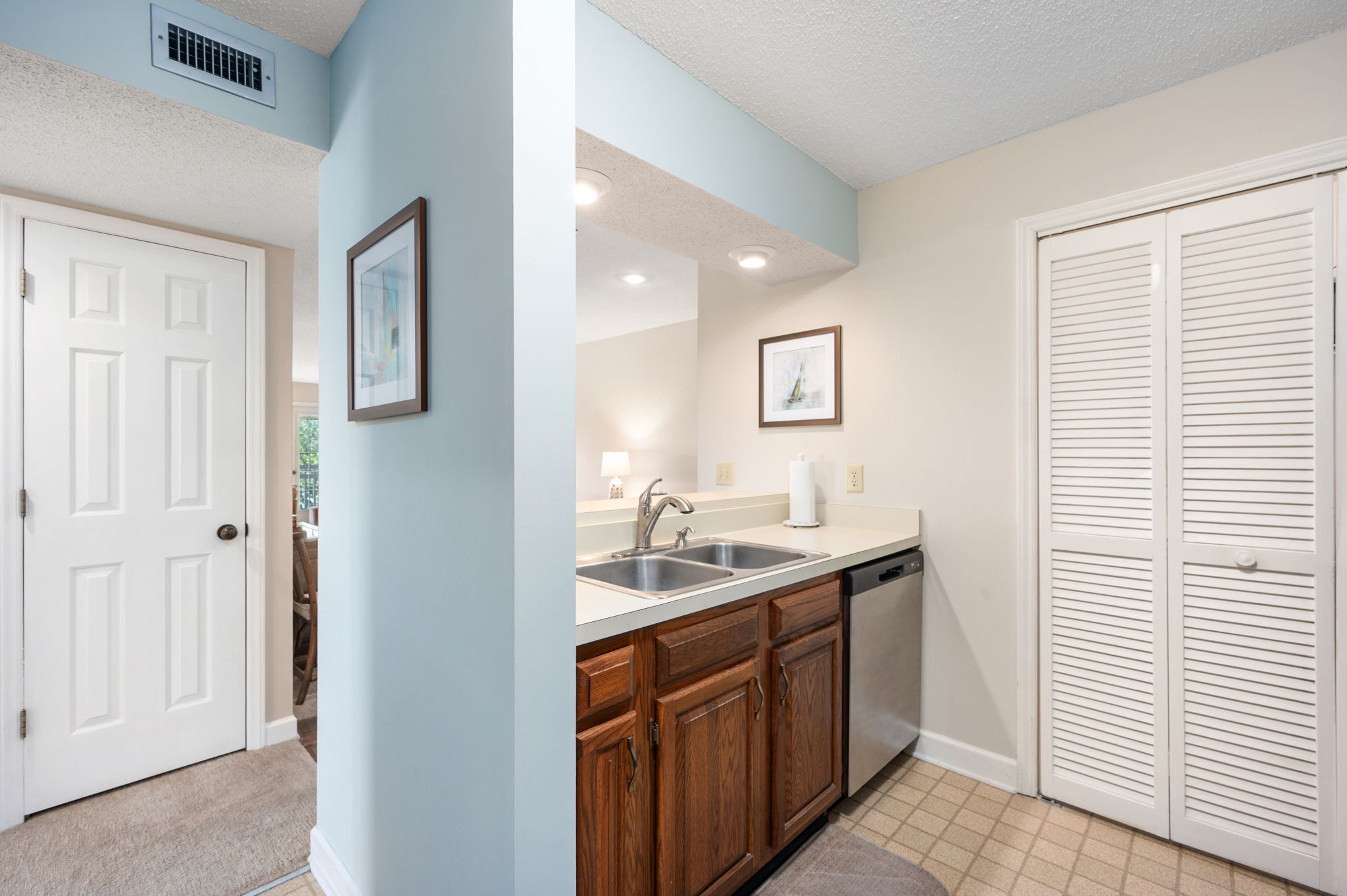 207-Queen-Elizabeth-Unit-6-Kitchen-V6