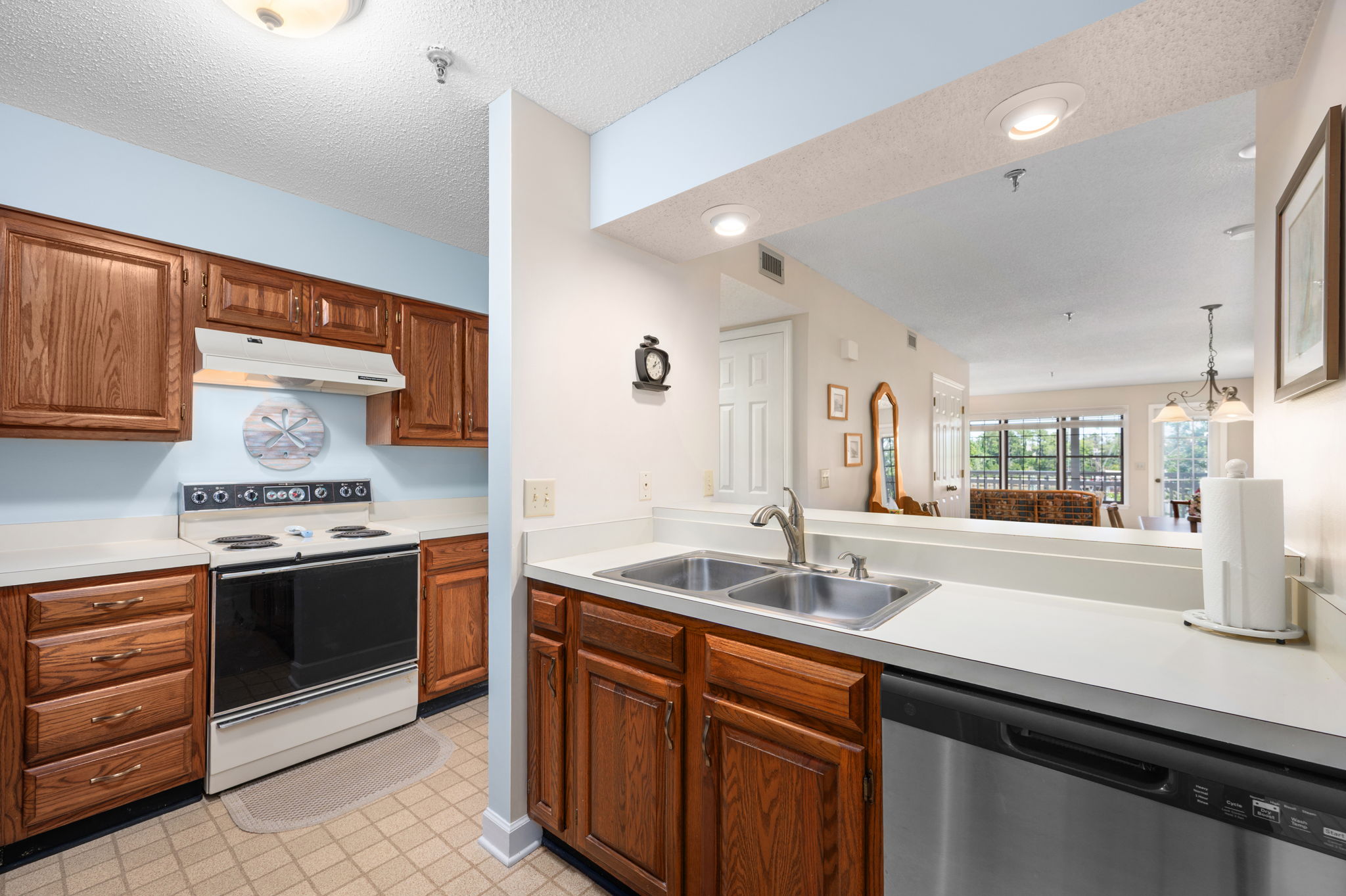 207-Queen-Elizabeth-Unit-6-Kitchen-V7