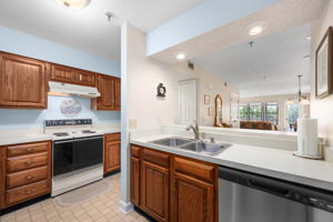 207-Queen-Elizabeth-Unit-6-Kitchen-V7