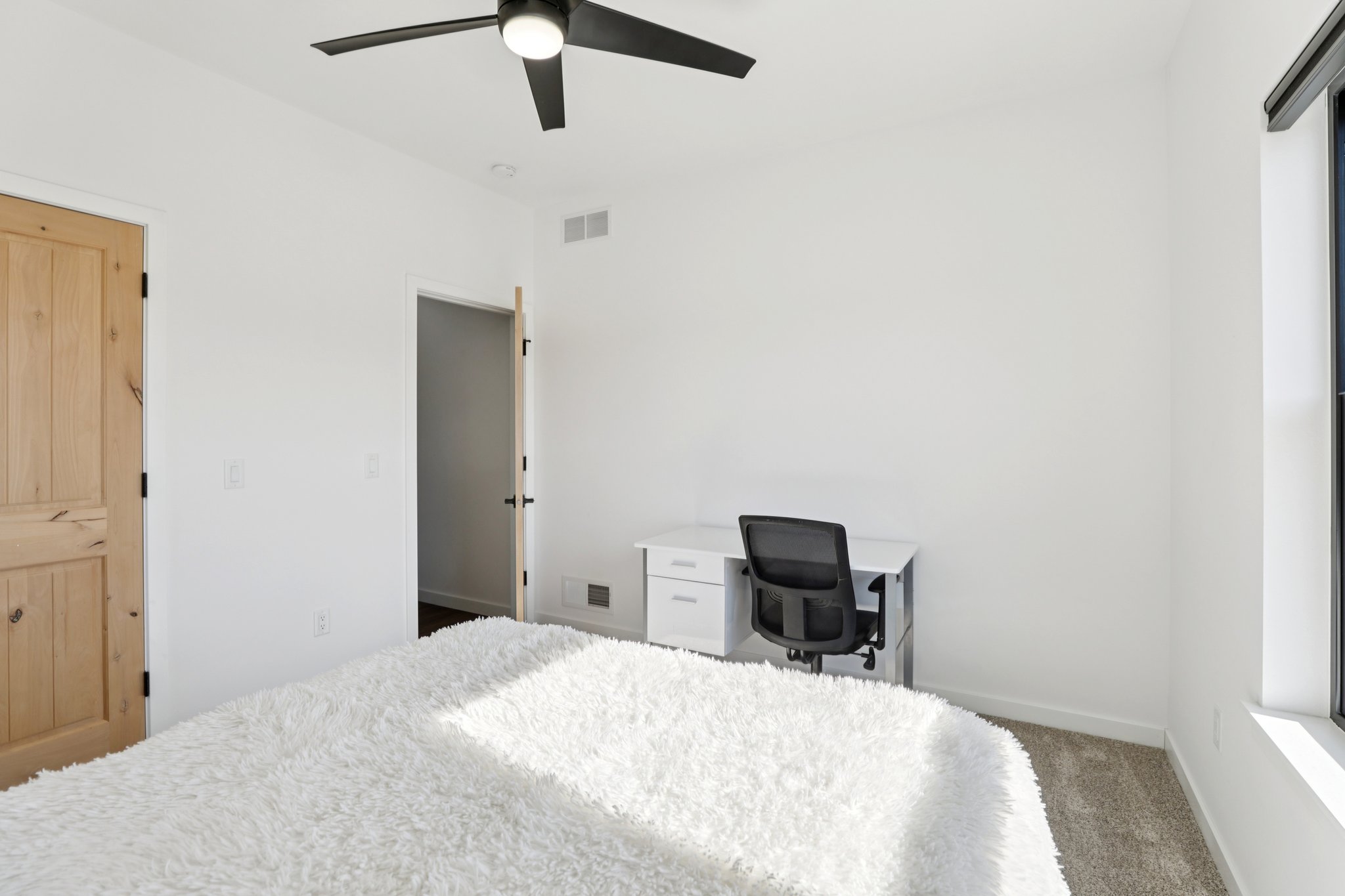 W Wilson St-S2402-018.jpg