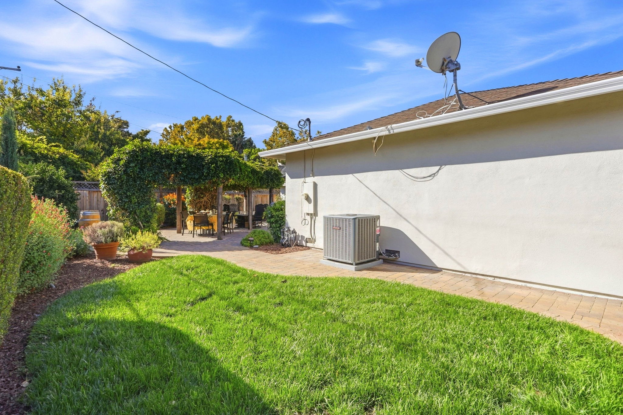 041_F8_2076 Ellen Ave