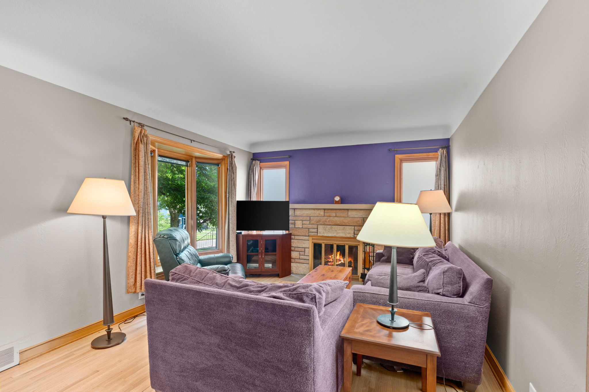 Livingroom & Fireplace
