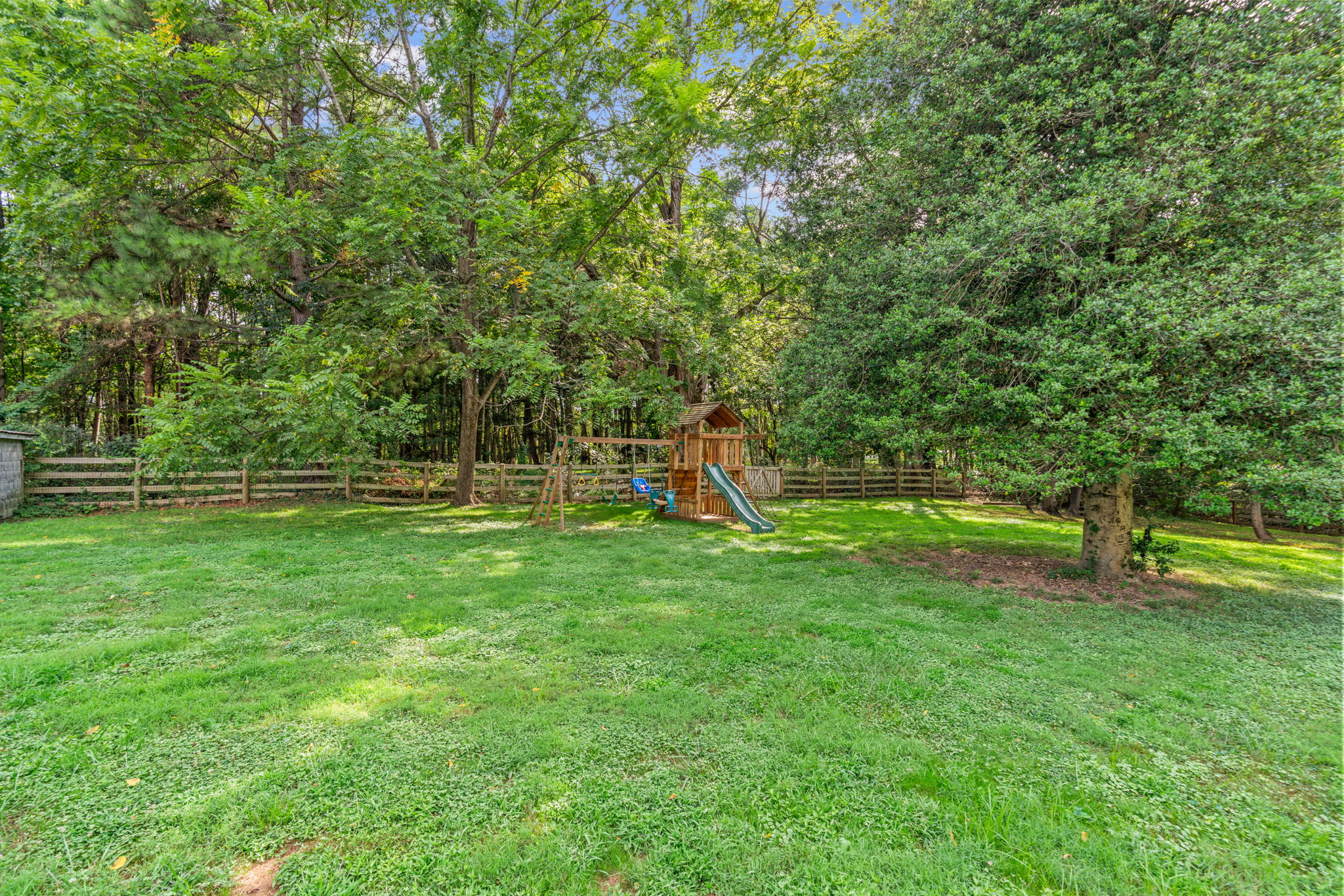 Beautiful Fenced Rear Yard