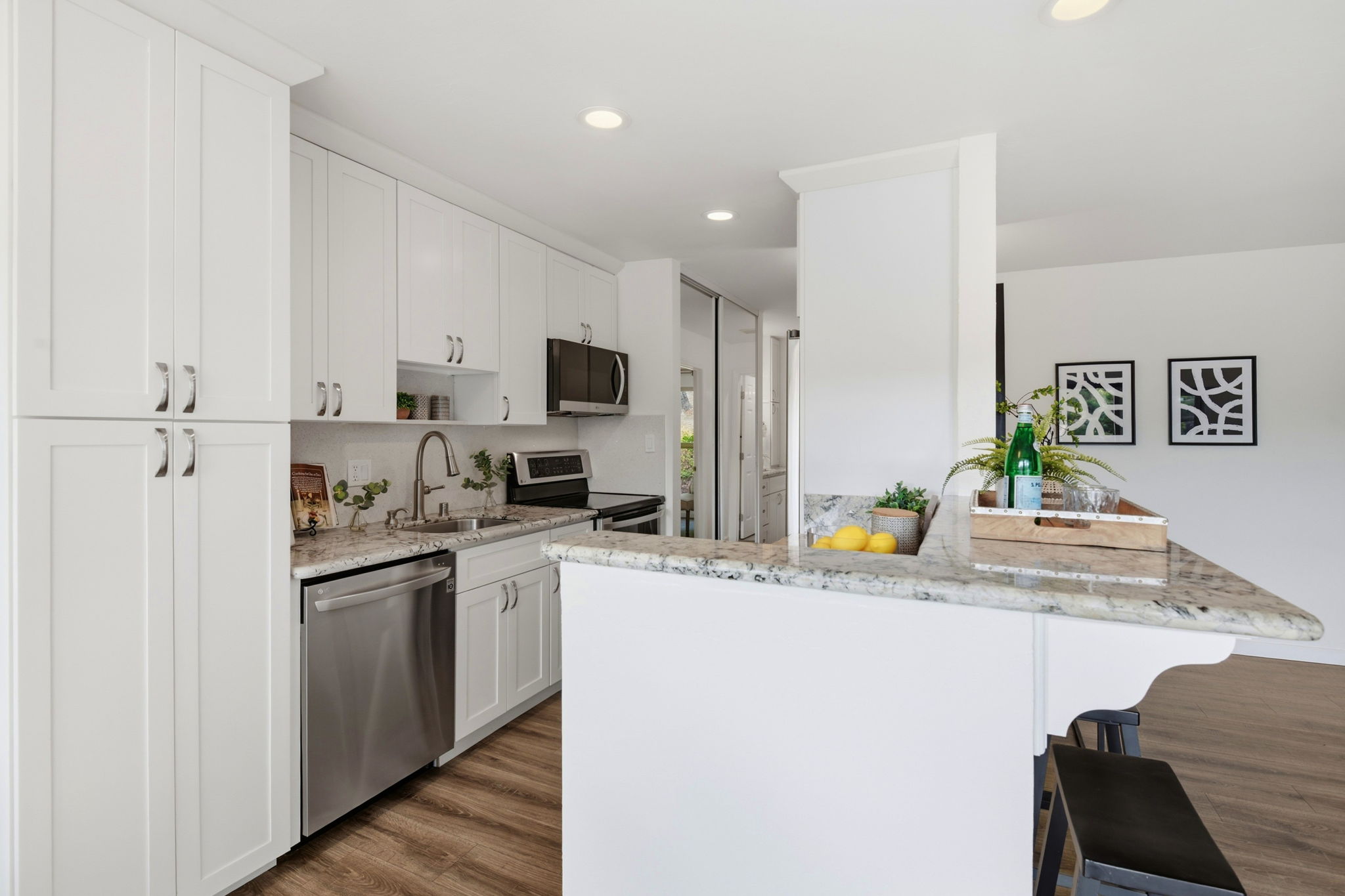 017_F8_2087 Ascot Dr unit 124