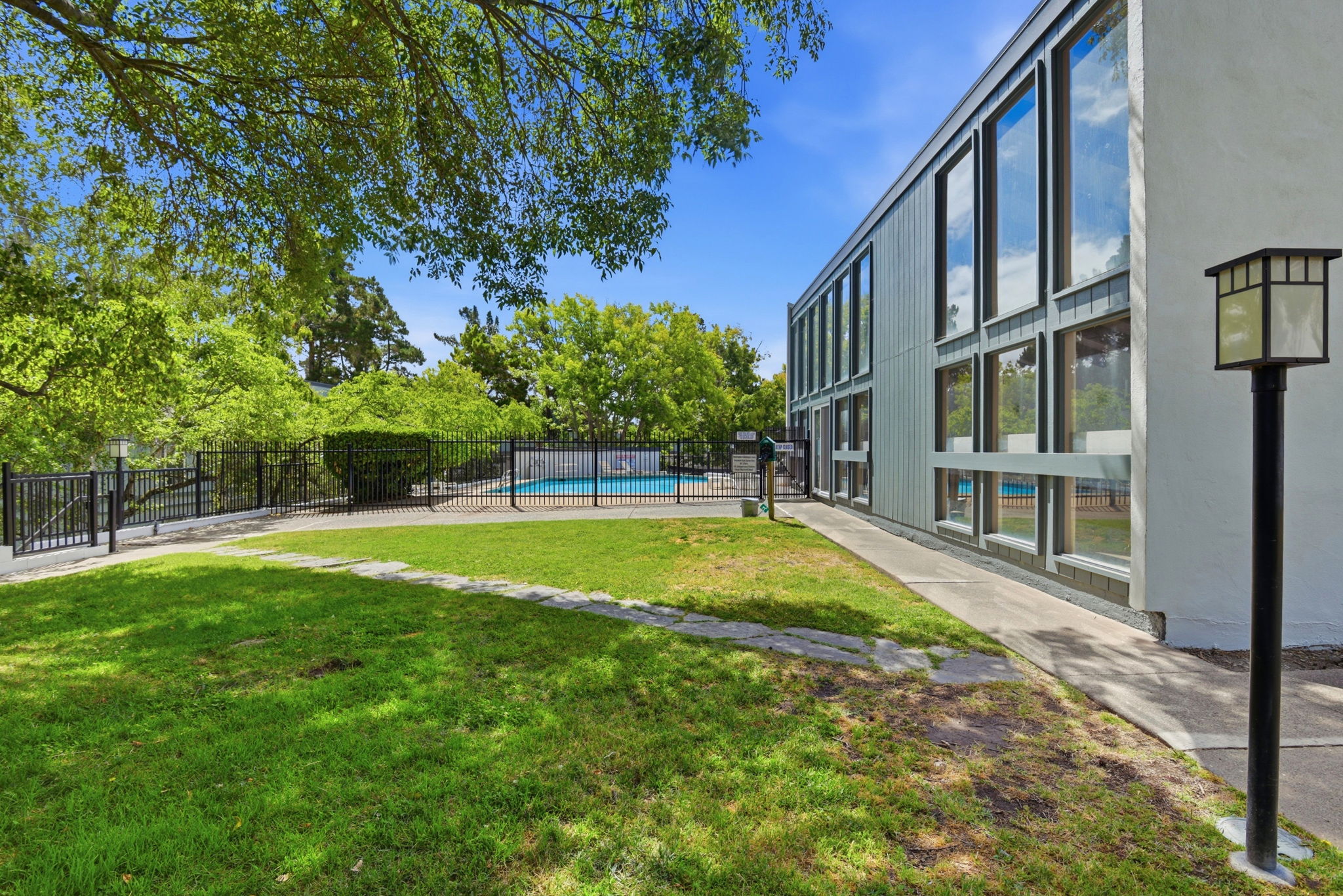 045_F8_2087 Ascot Dr unit 124