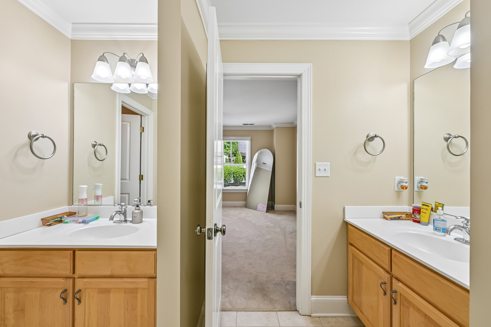 37th Avenue Pl-S2304-033.jpg