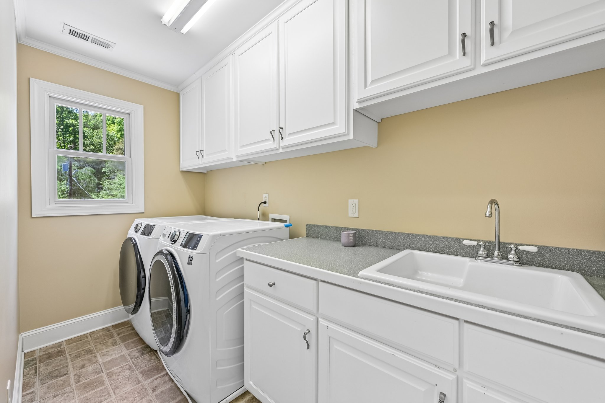 37th Avenue Pl-S2304-040.jpg