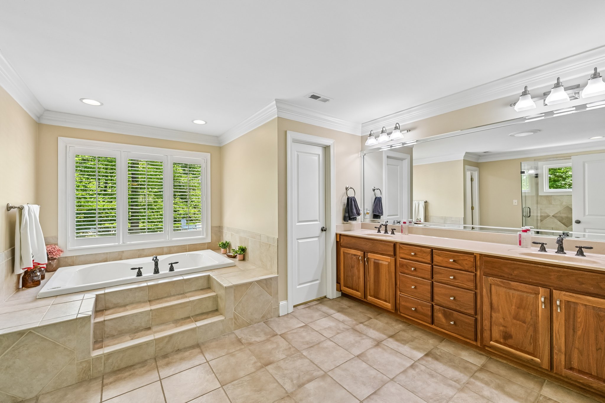 37th Avenue Pl-S2304-047.jpg