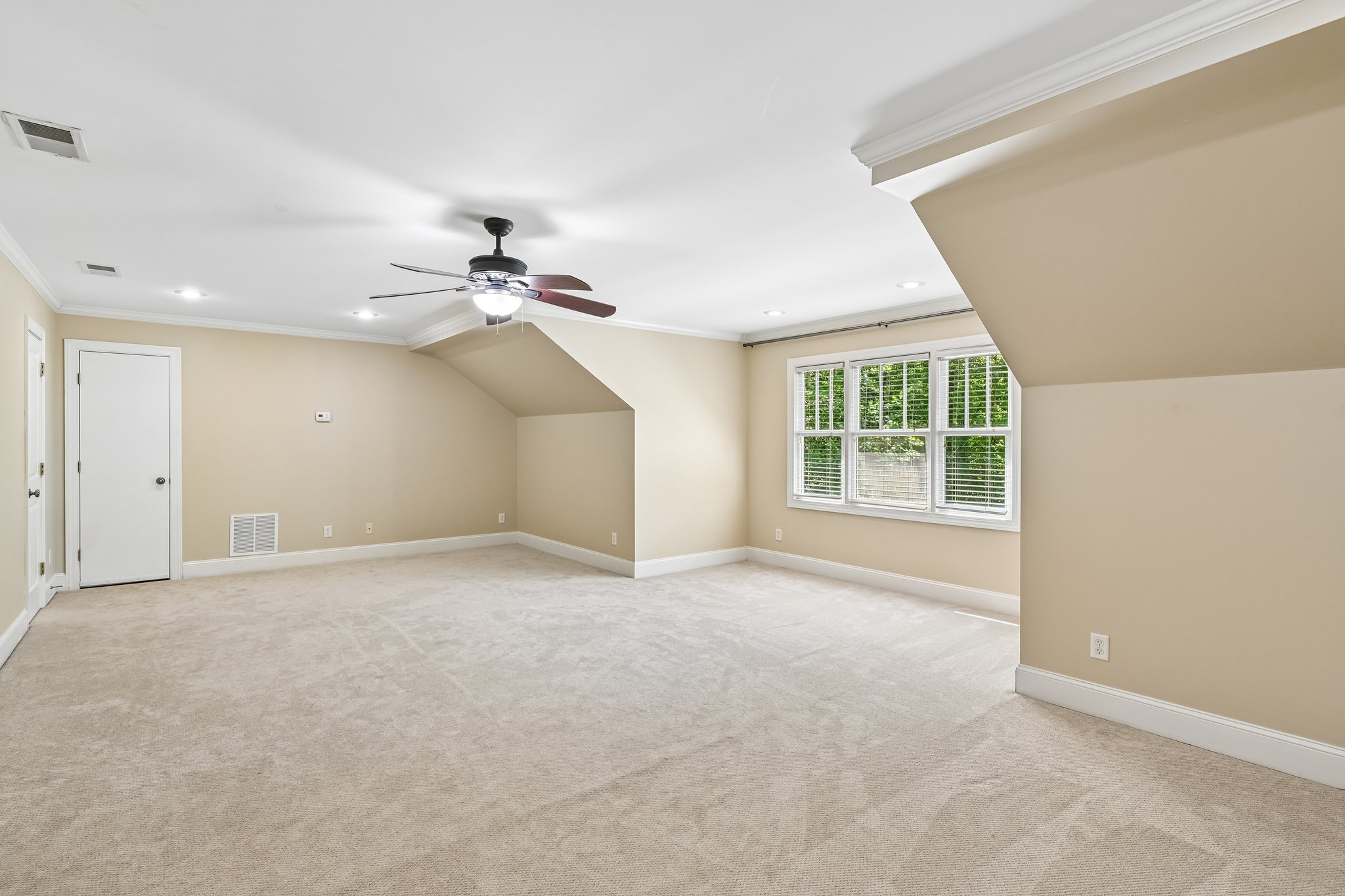 37th Avenue Pl-S2304-051.jpg