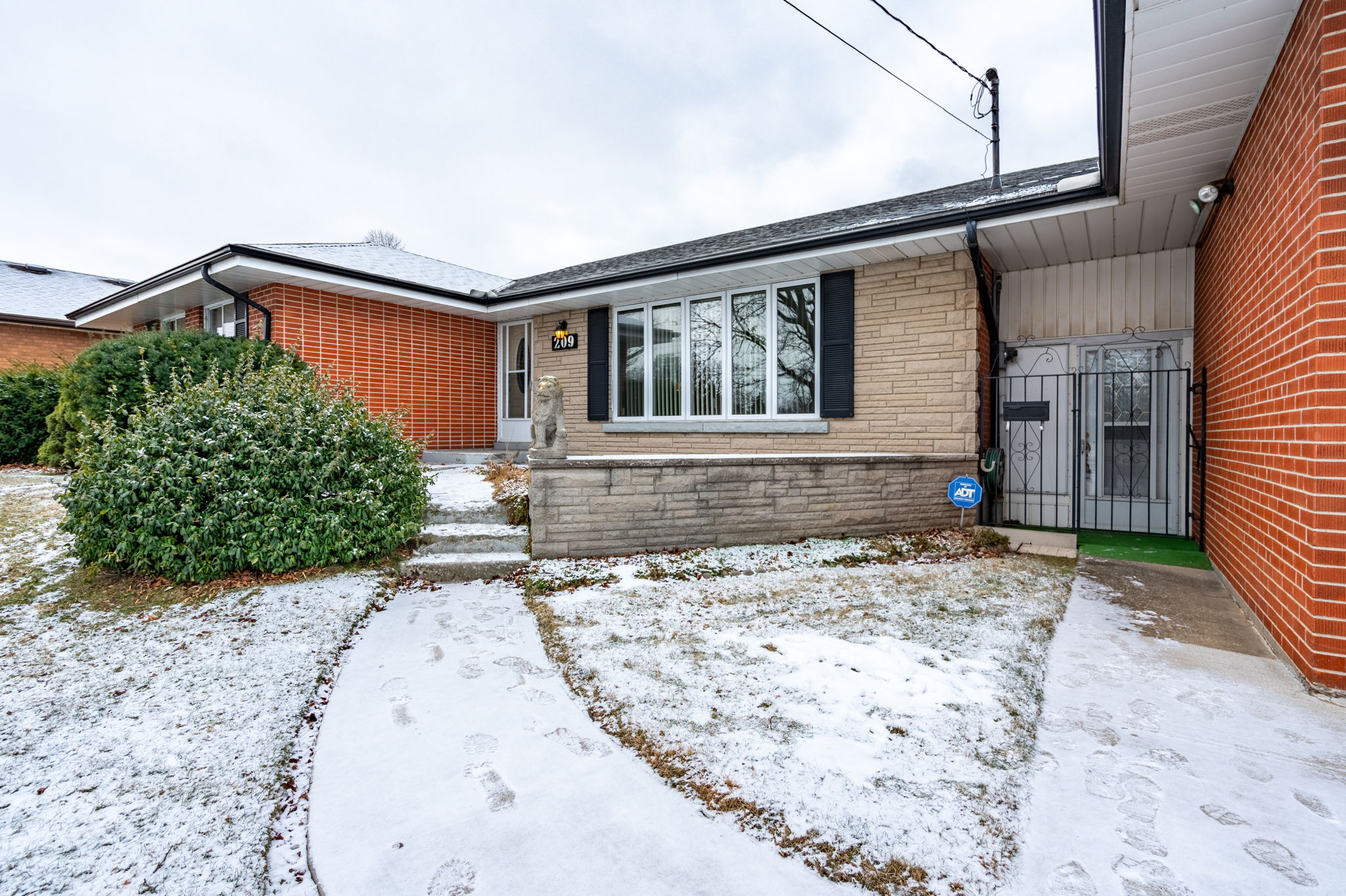 209 Nash Rd N, Hamilton-5