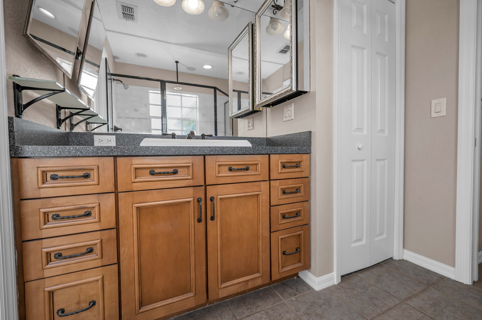 Primary Bathroom1c