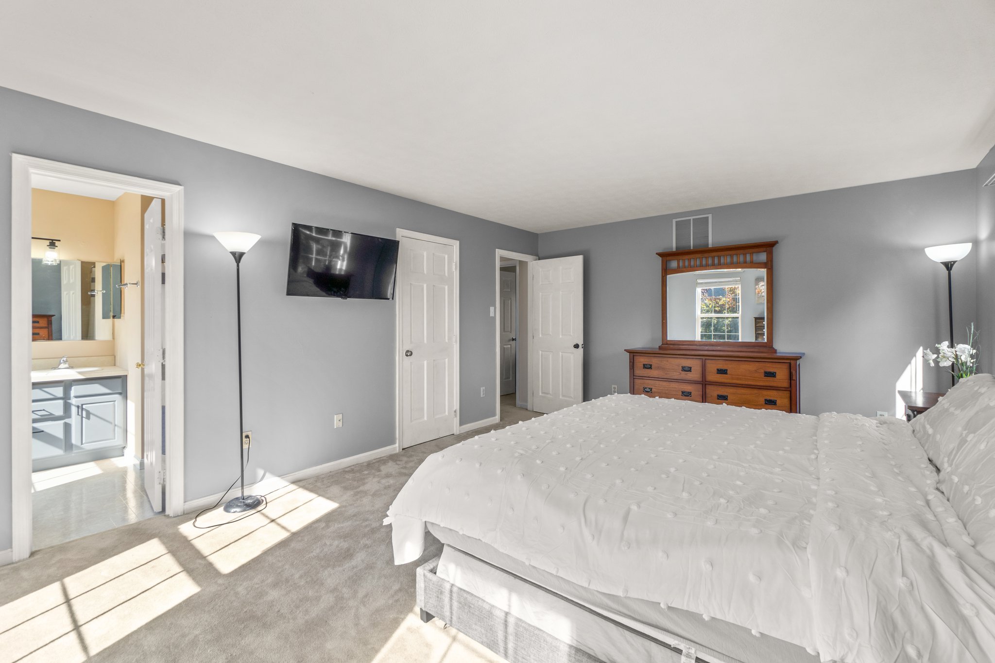 33. Upper bedroom.jpg