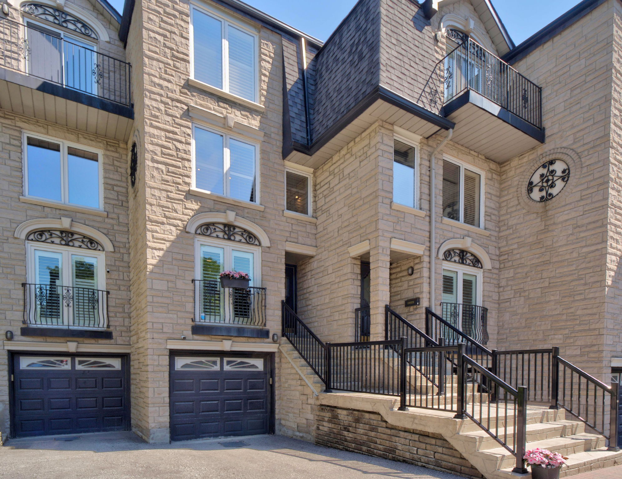 21 Birchbank Ln Toronto, ON M3B 2W5
