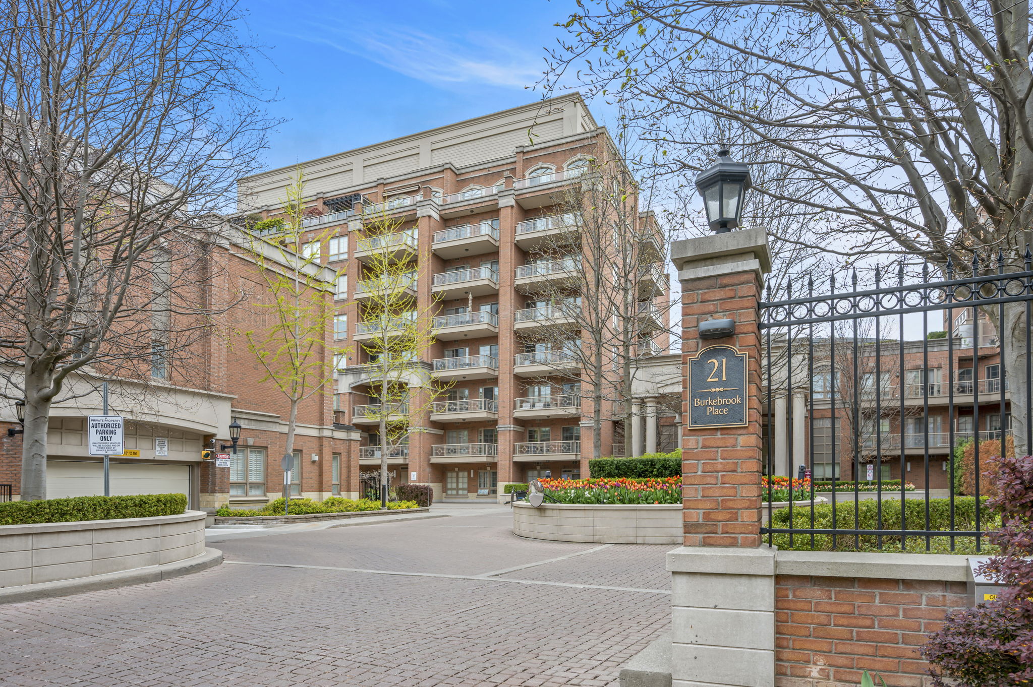21 Burkebrook Pl Unit 407 Toronto, ON M4G 0A2