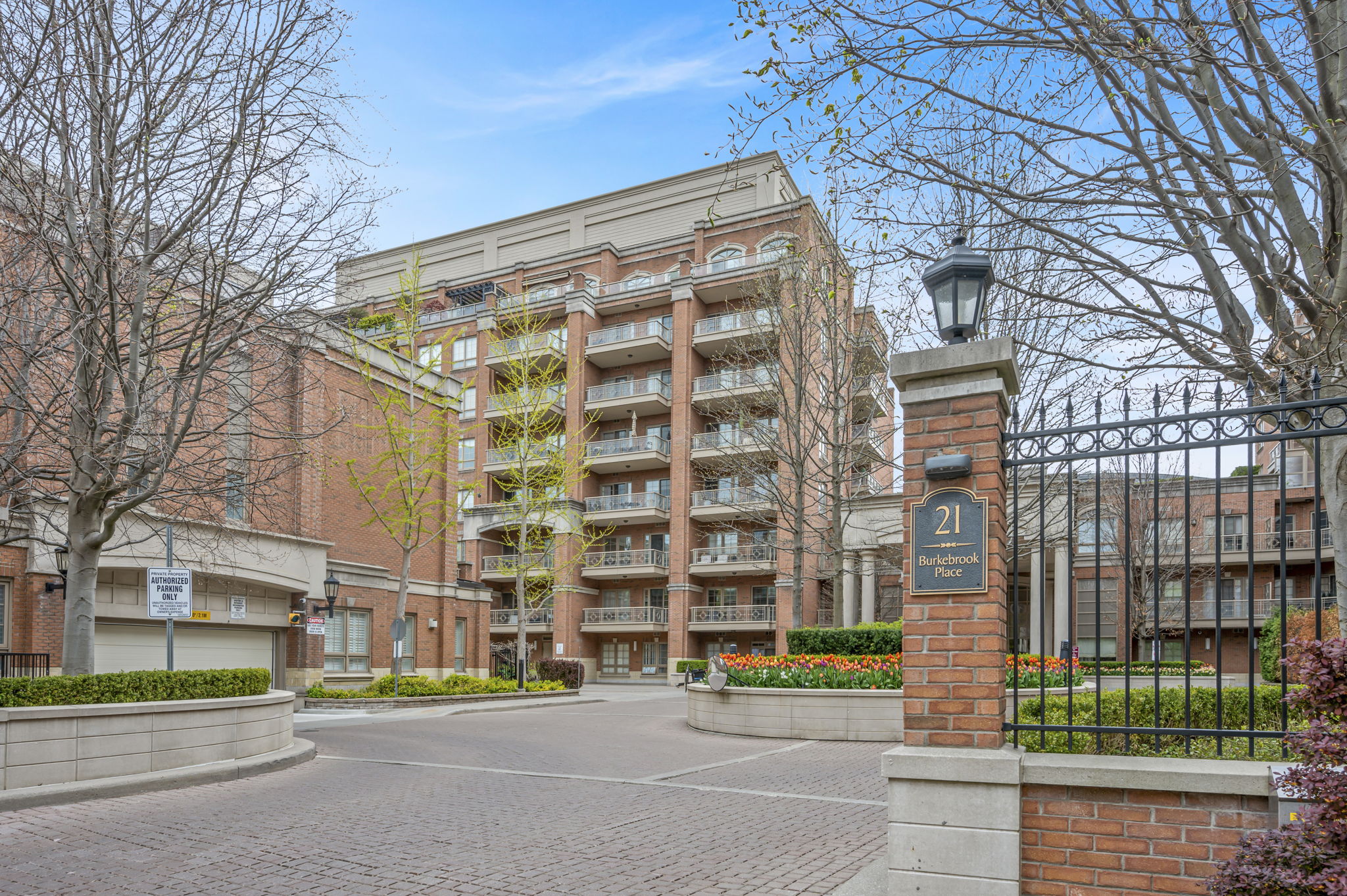 21 Burkebrook Pl Unit 407 Toronto, ON M4G 0A2