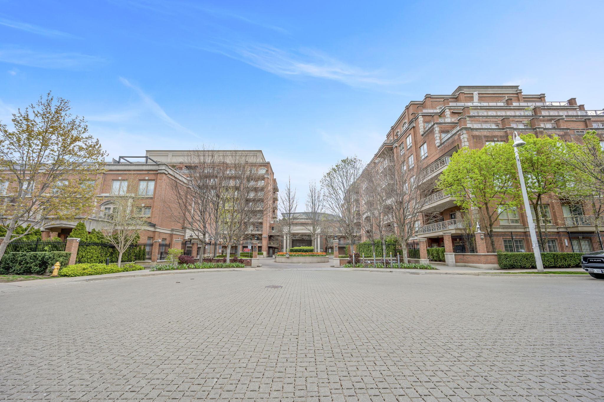 21 Burkebrook Pl Unit 407 Toronto, ON M4G 0A2