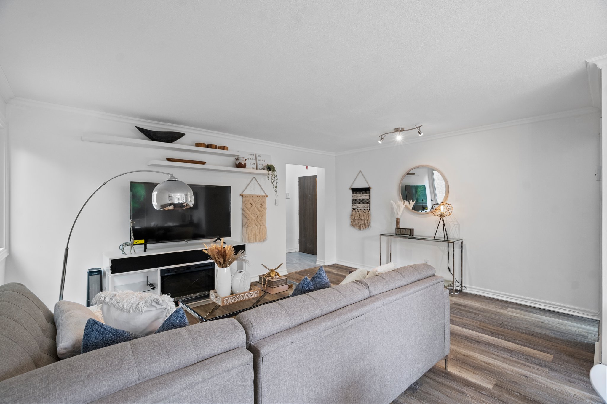 21 Elizabeth St S Unit 206 Richmond Hill, ON L4C 3V5