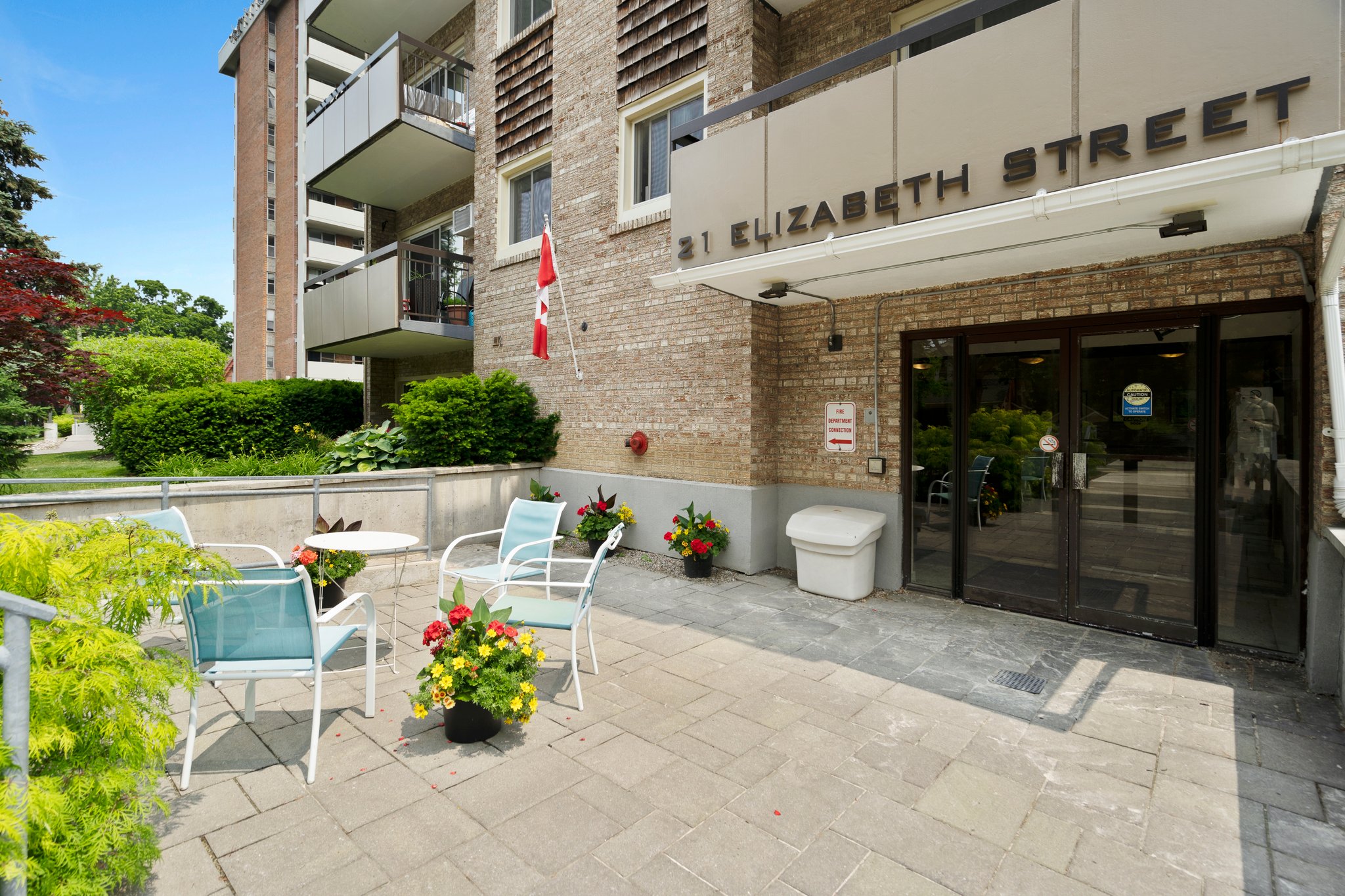 21 Elizabeth St S Unit 206 Richmond Hill, ON L4C 3V5