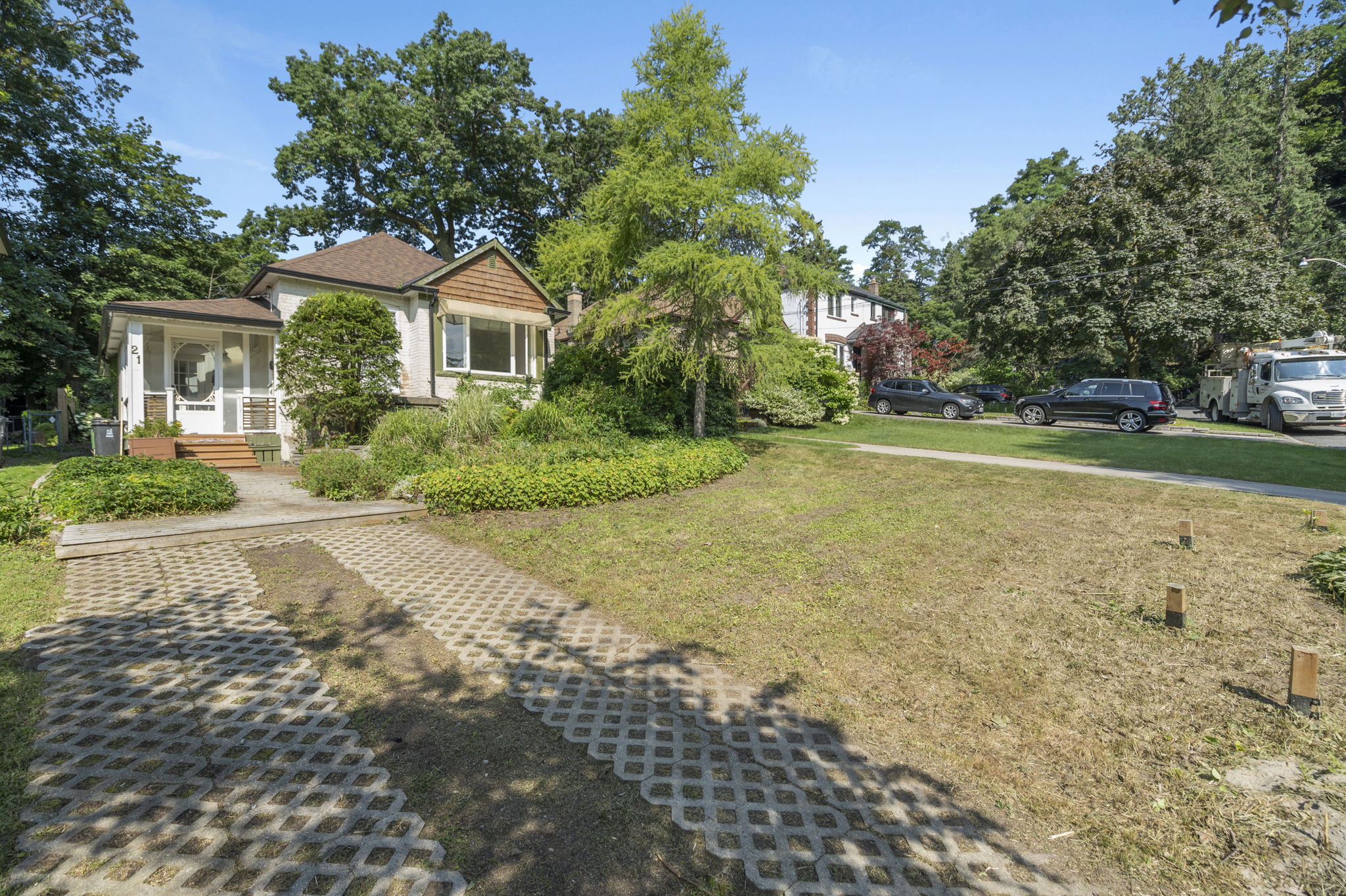 21 Glen Davis Crescent Toronto, ON M4E 1X6
