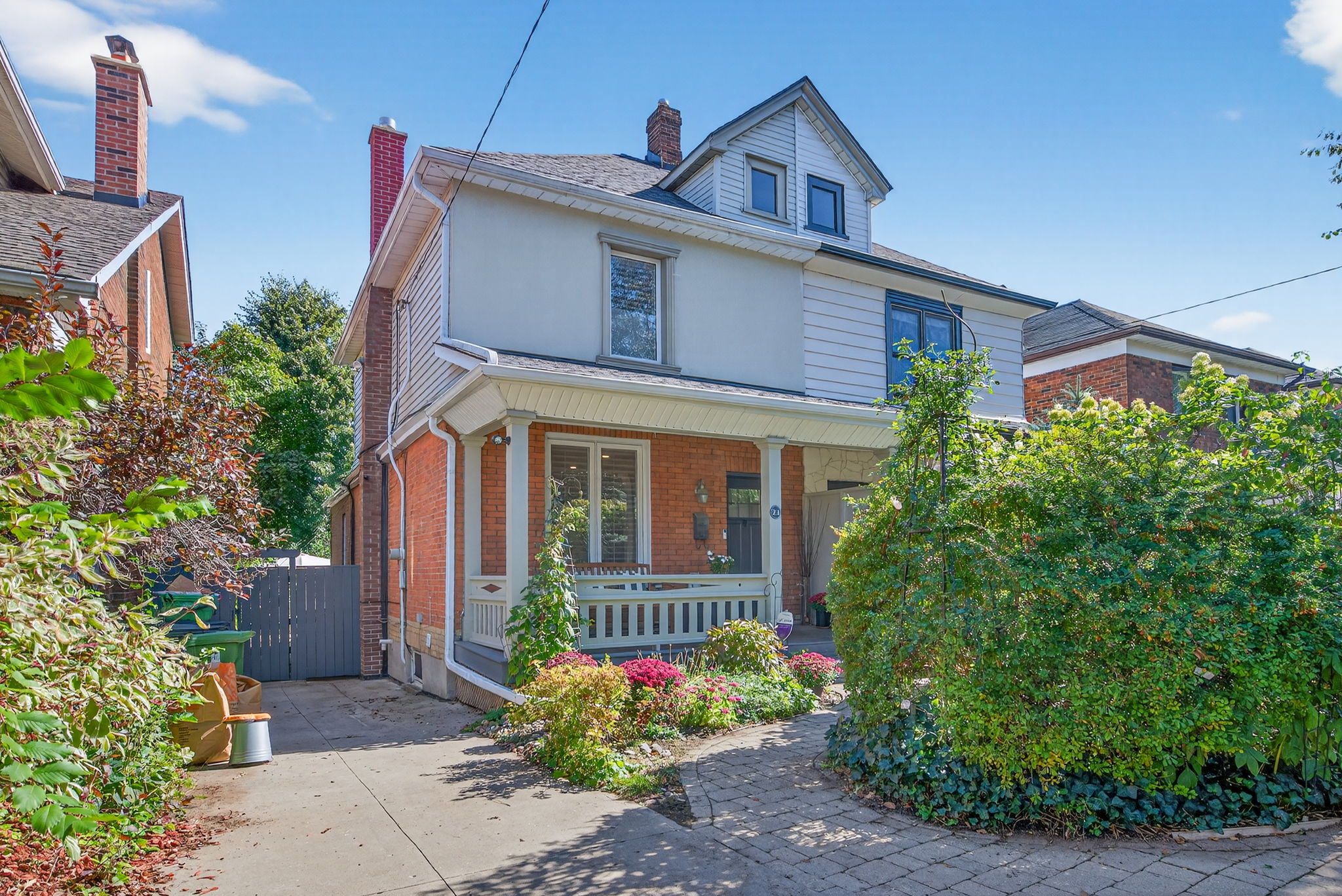 21 Hannaford St Toronto, ON M4E 3G6