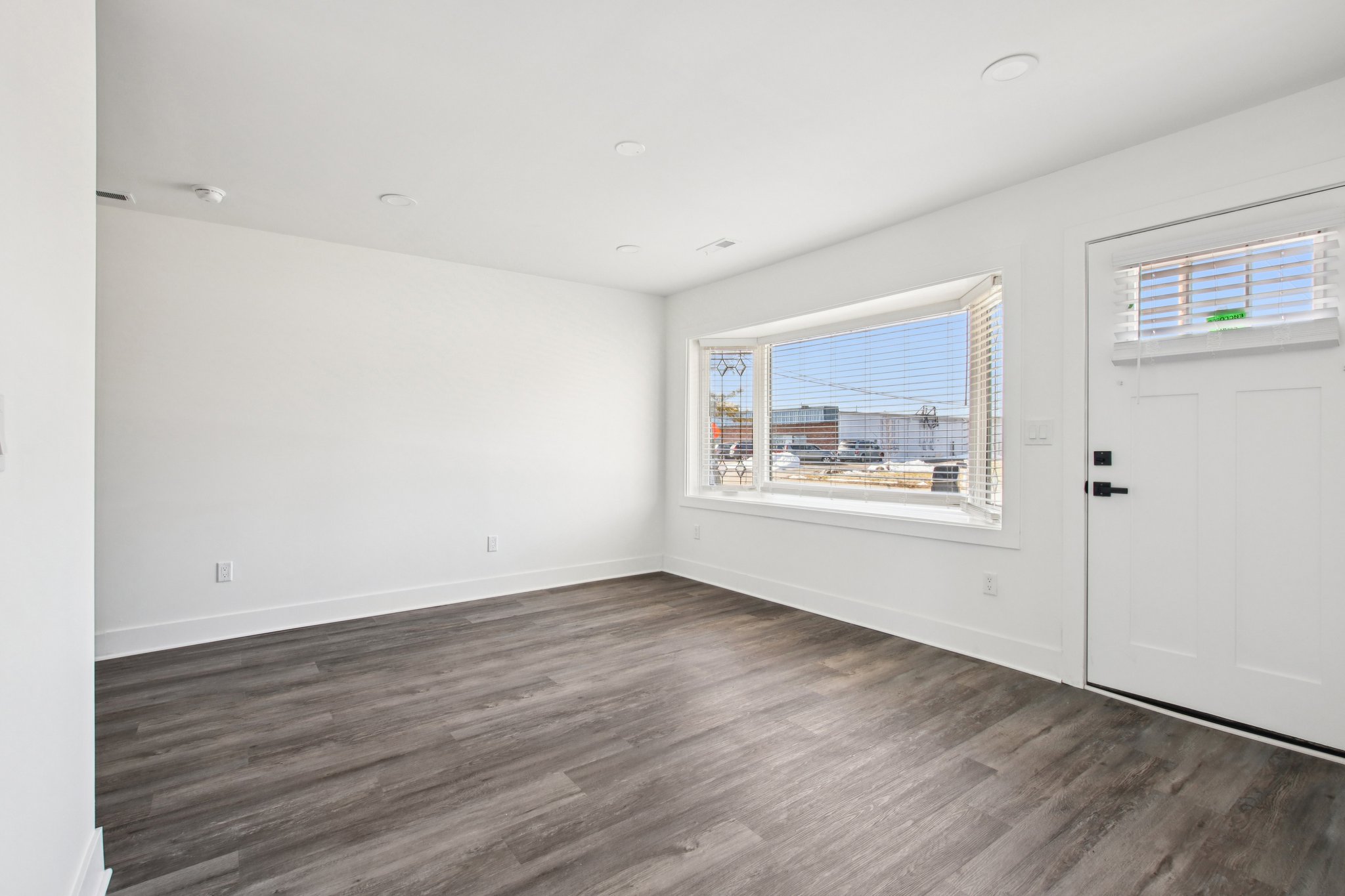 N Devon Ave-S1402-008.jpg