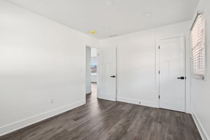 N Devon Ave-S1402-021.jpg