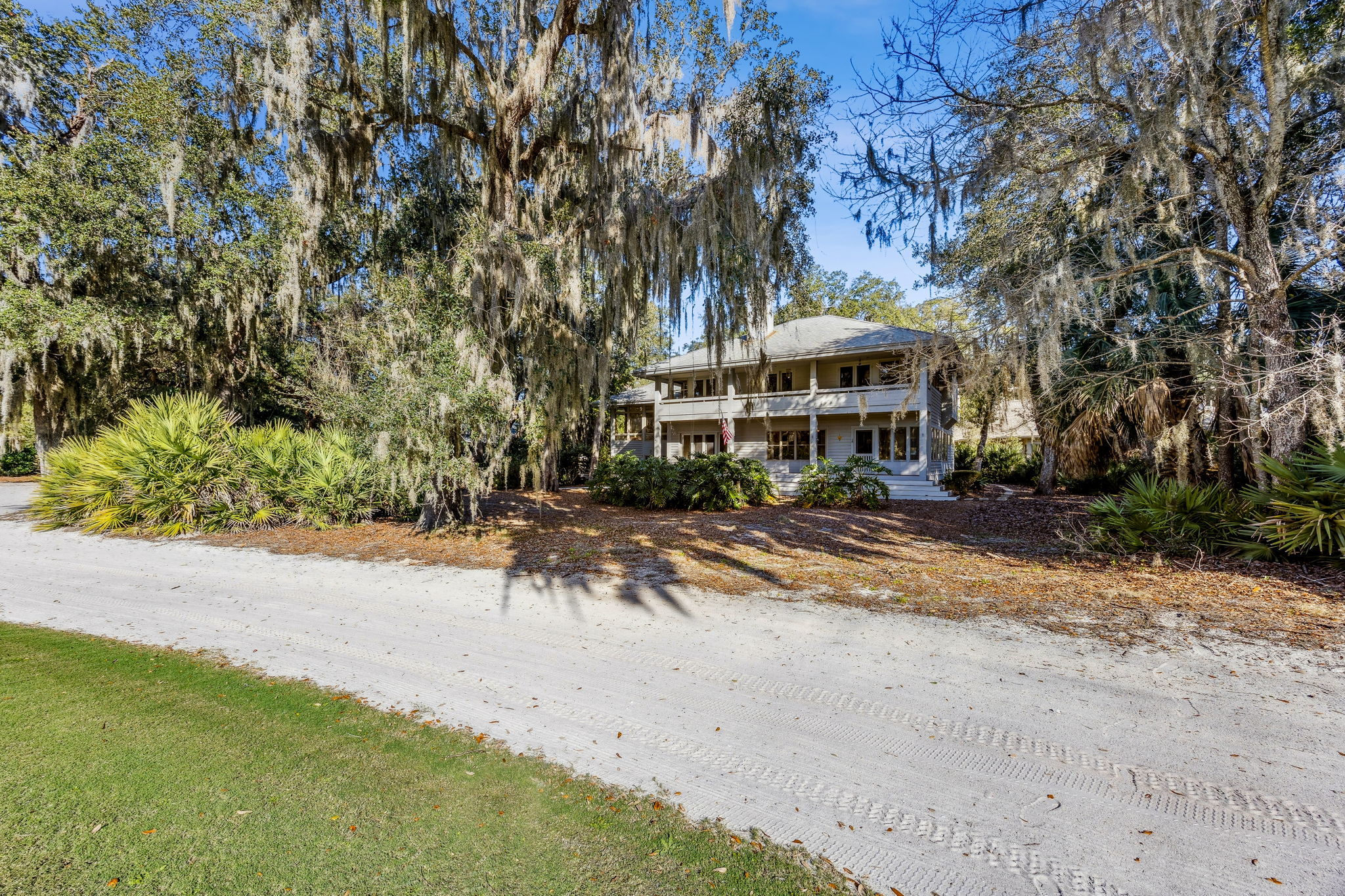 With birdsong and distant golf play as the primary soundtrack,