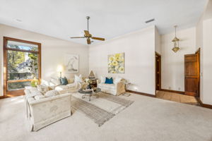 The result is a breathtaking panorama of the golf course and stately moss-draped oaks.