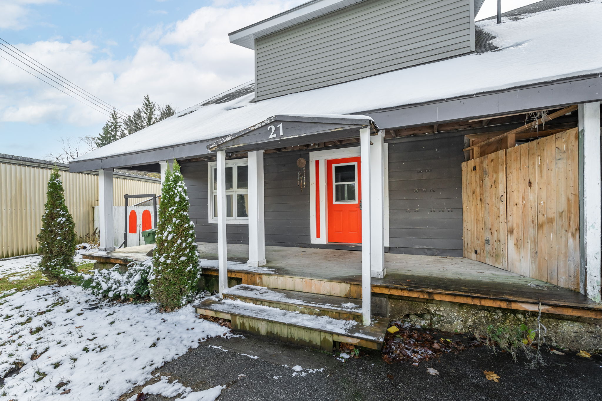 Front Porch/Entrance