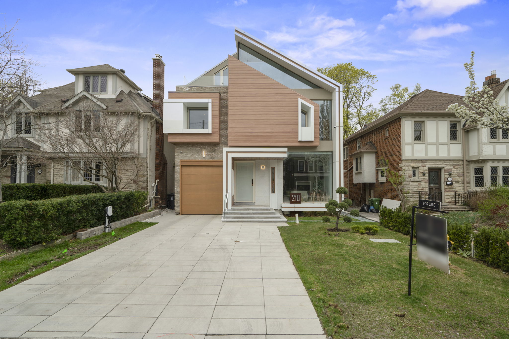 210 Glenayr Rd Toronto, ON M5P 3C3