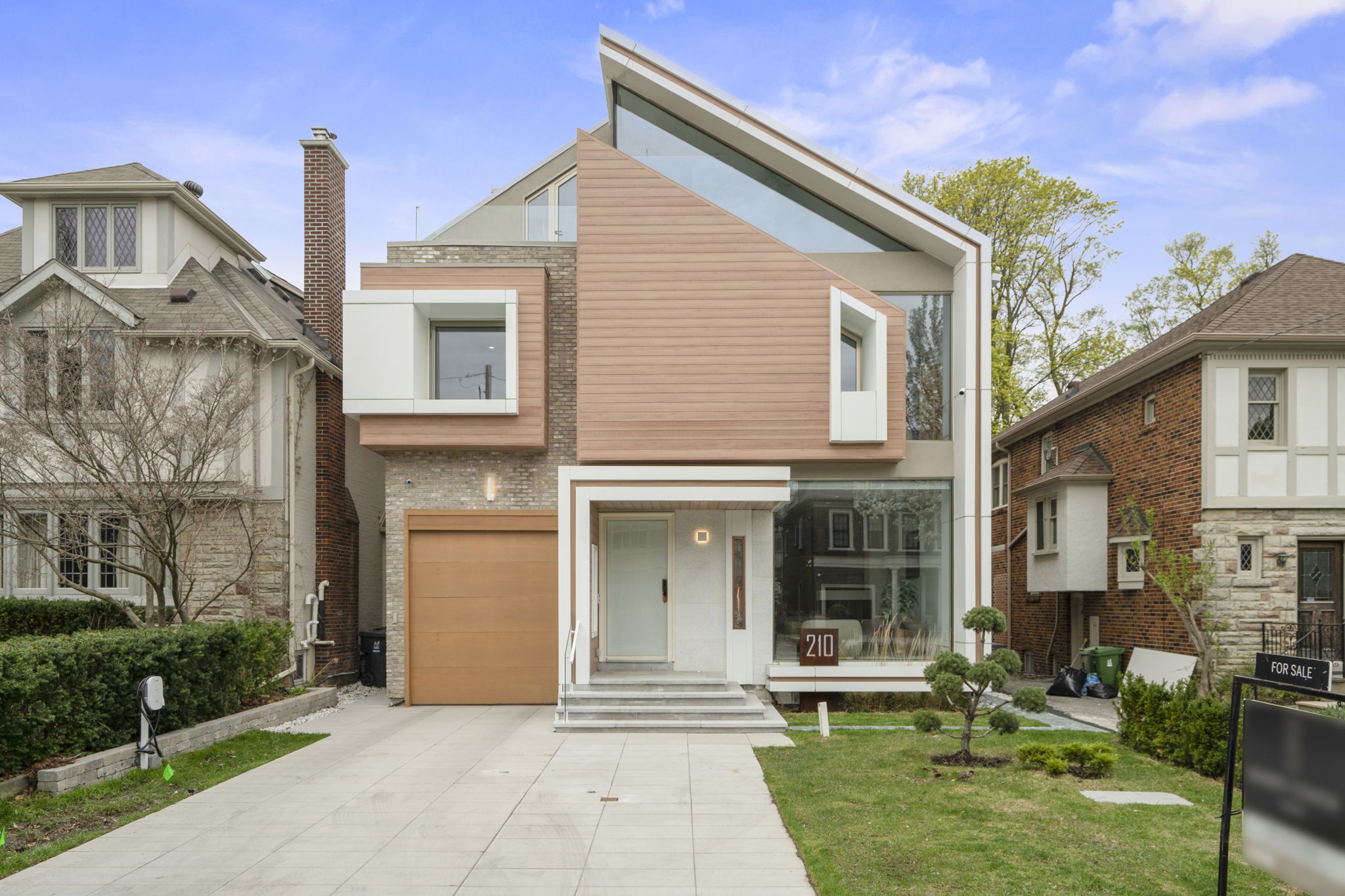 210 Glenayr Rd Toronto, ON M5P 3C3