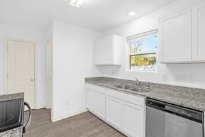 210 Glenoaks Dr-12