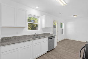 210 Glenoaks Dr-13
