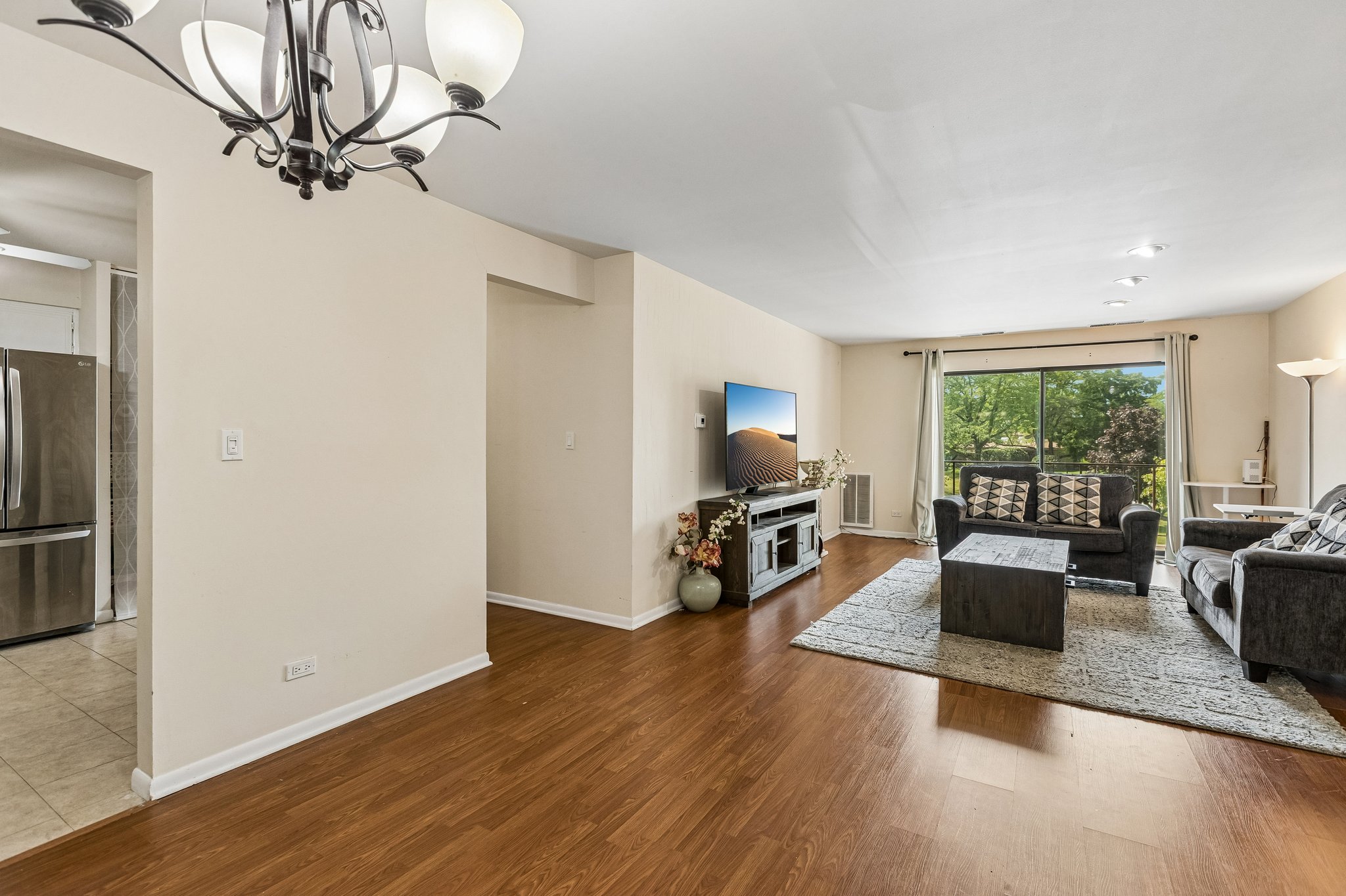 Valencia Dr 215B-S0109-006.jpg