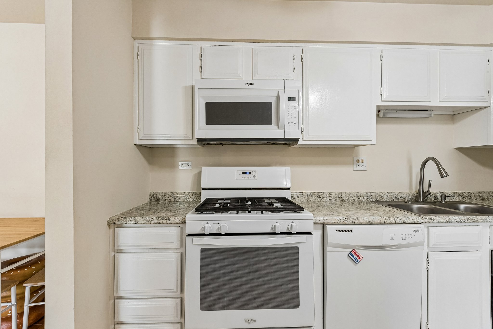 Valencia Dr 215B-S0109-011.jpg