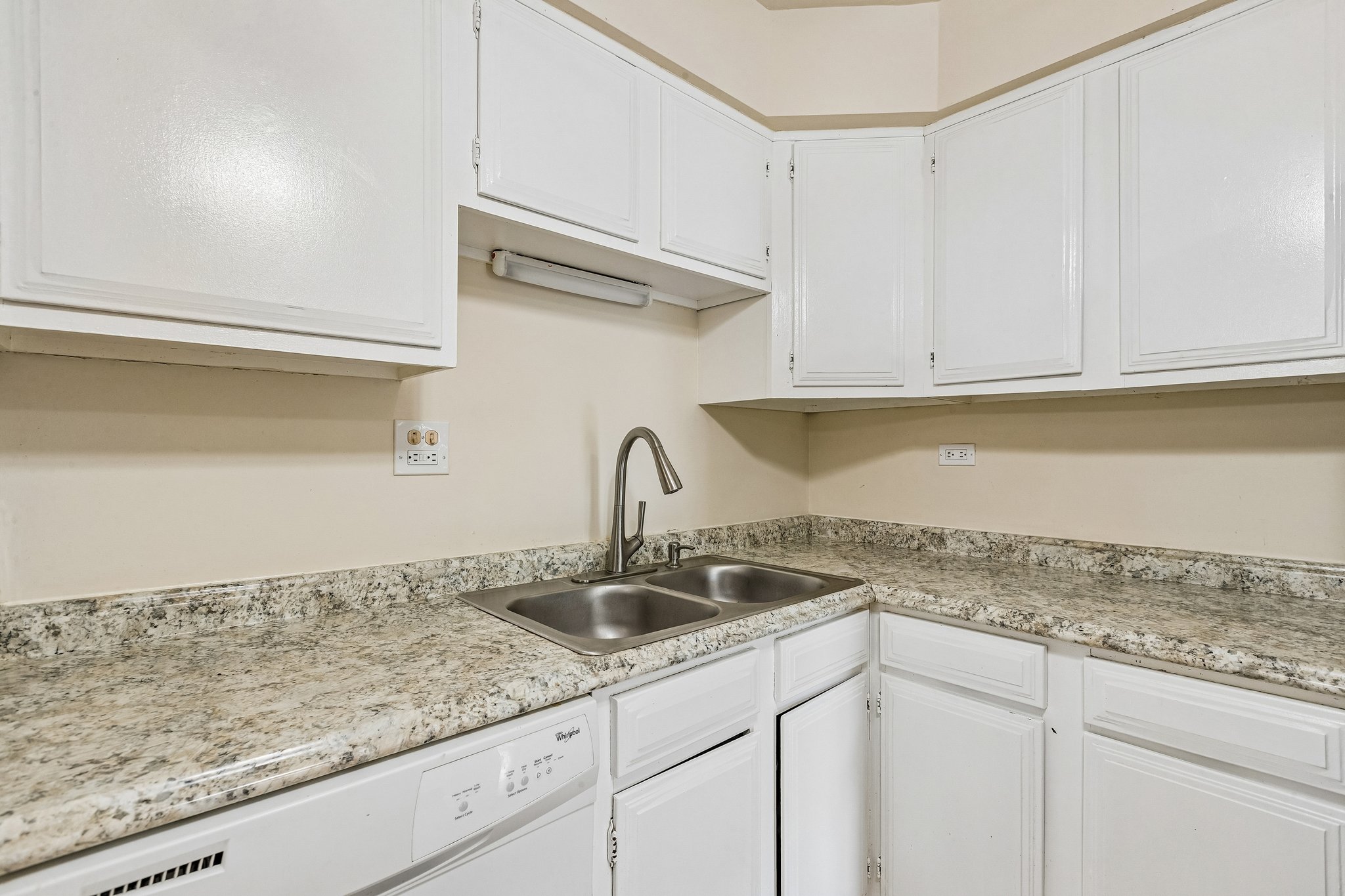 Valencia Dr 215B-S0109-012.jpg