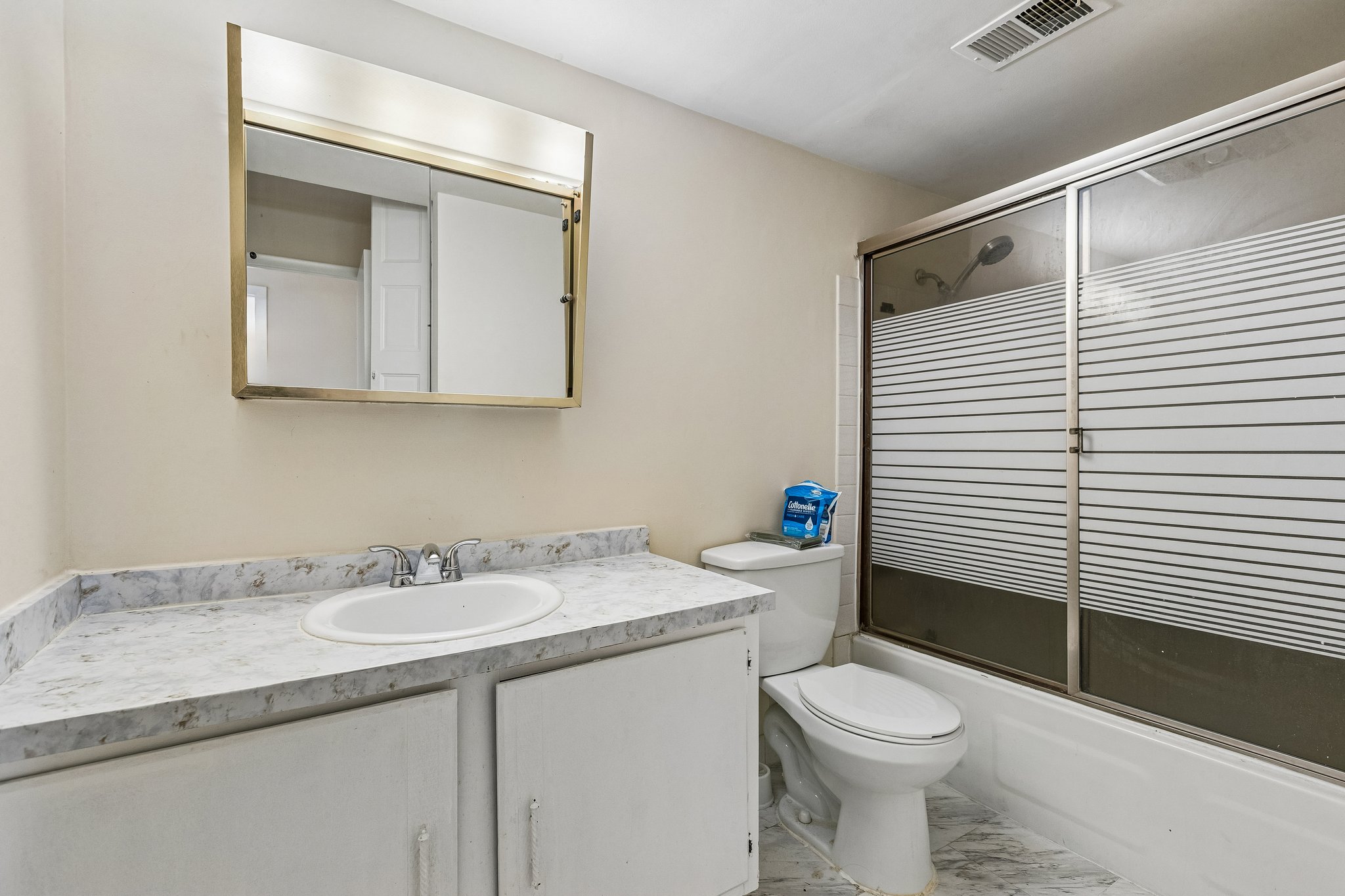 Valencia Dr 215B-S0109-026.jpg
