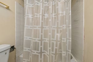 Valencia Dr 215B-S0109-017.jpg