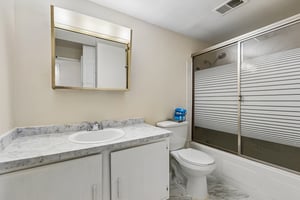 Valencia Dr 215B-S0109-026.jpg