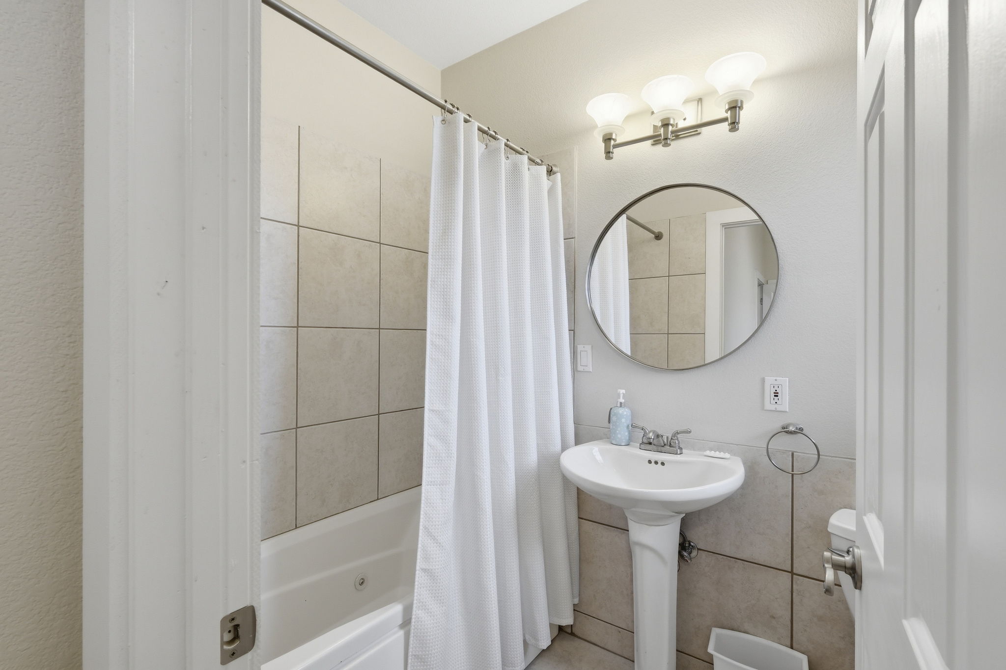 Private Bathroom for Bedroom 4