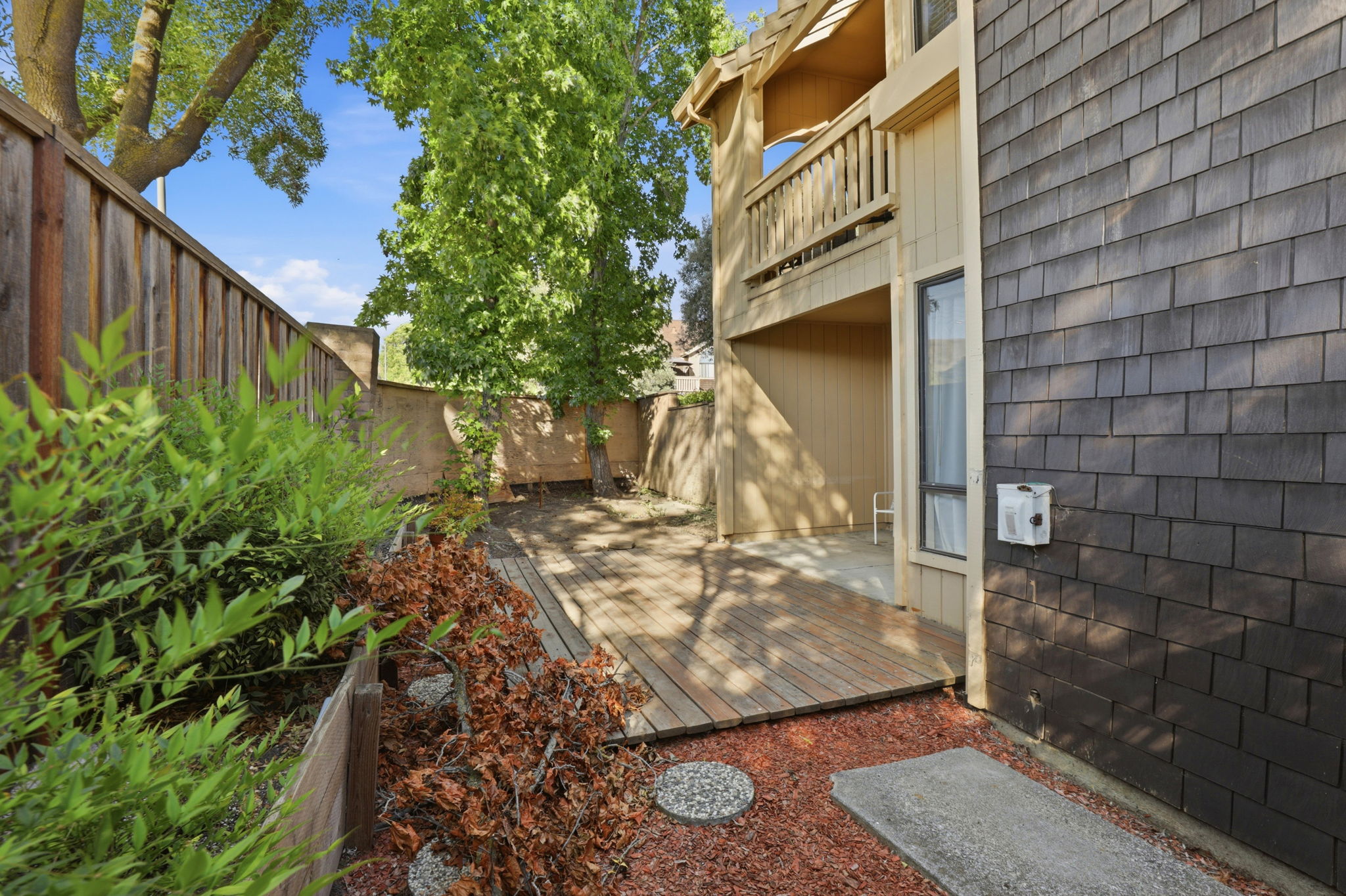 041_F8_2101 Darnis Cir
